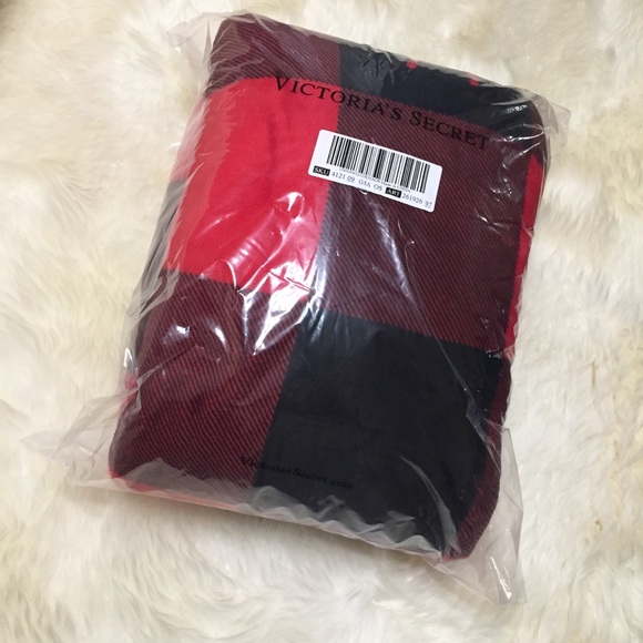 VS PINK Sherpa Blanket Red Black Plaid Perfect Valentine's Day Present NWT - Picture 6 of 13